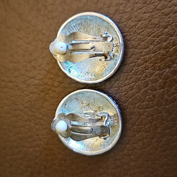 VTG BEST Paw Print Round Clip-on Earrings - Picture 3 of 5